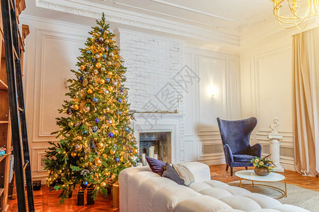 经典圣诞装饰室内树与黄金装饰的圣诞树现代白色古典风格的室内设计公寓图片