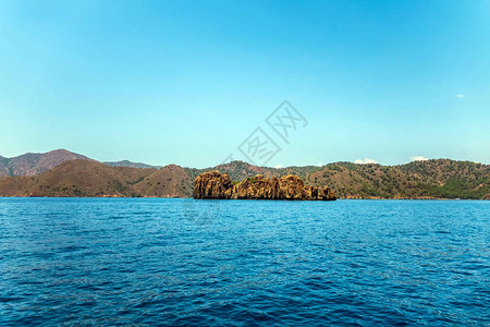 土耳其Marmaris附近的爱琴海丘陵绿岛的令人惊叹的热带图片