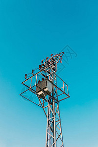 高压电力变压器或变电站塔与蓝色干净的天空金属电杆塔这根电线杆就图片