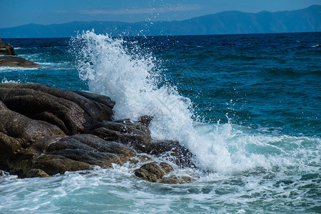 击中岩石海滩的海水浪花飞溅图片