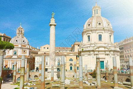 罗马的图拉真论坛古遗址与图拉真柱SantissimoNomediMaria教堂和大教堂图片