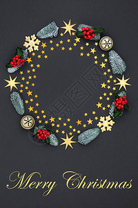 圣诞快乐花环装饰有金星和雪花冬青雪覆盖的冷杉和深灰色背景上的铃铛图片