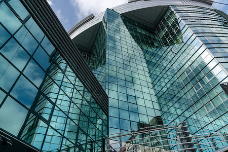 钢蓝玻璃高层建筑摩天大楼的底面全景和透视图图片