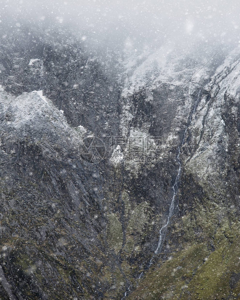 冬季斯诺多尼亚雪上花的Glyders山脉地貌景象震撼不已图片