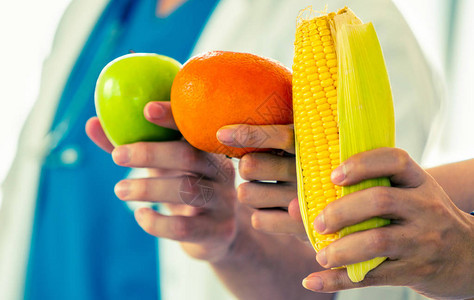 营养学家小组展示水果和蔬菜的饮食品以控制胆固醇图片