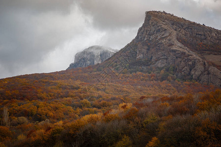 山秋天风景与五颜六色的森林图片