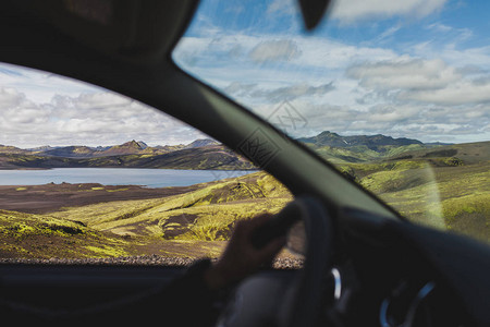 乘车前往冰岛高地图片