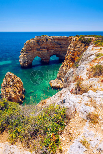 葡萄牙阿尔加维Marinha海滩的天然洞穴海滩上的岩石悬崖拱门和葡萄牙阿尔加维地区海岸图片