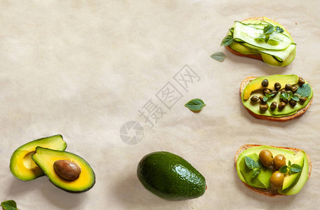 白蜂蜡纸上隔绝的Vegan桌avocado烤面包图片