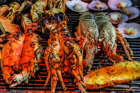 龙虾燃烧木炭烤架与明火烧烤蒸烹饪背景图片