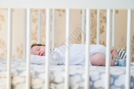 睡着的婴儿平静的婴儿躺在床上睡在一图片