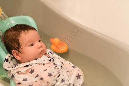 孩子在洗澡包在尿布里婴儿在图片