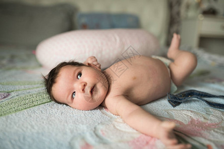 宝贝关闭躺在父母房间的沙发上一个刚出生的婴儿蜷缩在毯子图片