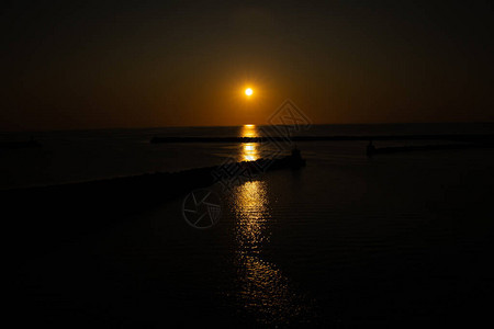 海上日落博恩霍尔姆罗恩港图片