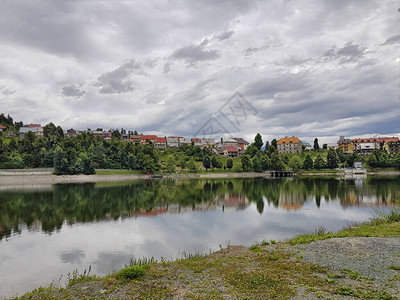 Fuzine是克罗地亚的一个旅游胜地该村位于一个大湖周围位于图片