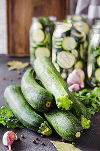 大蒜和鹦鹉类草药和香料在罐子里保护的图片