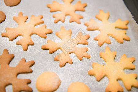雪花饼干烘烤在烘烤床单上圣诞姜饼自制图片
