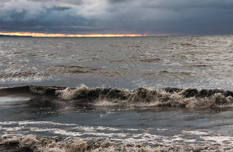 海浪和乌云的大浪图片