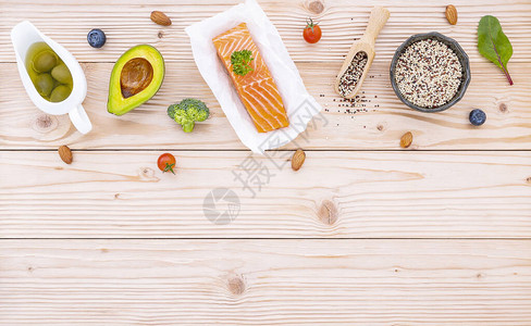 生酮低碳水化合物饮食概念白色背景上健康食品选择的成分不饱和脂肪和纤维的均衡健康食品成分对心图片