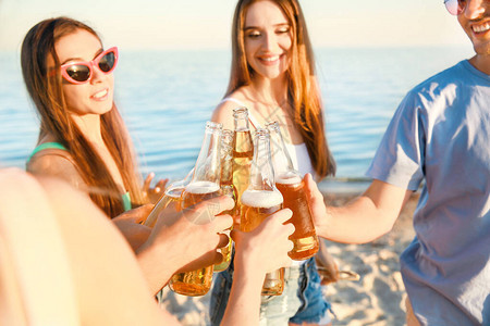在海滩上喝啤酒的朋友图片
