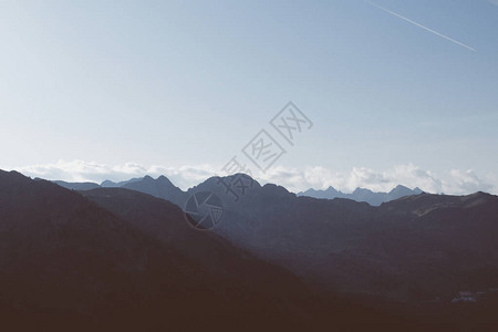 美丽的高山景观与日落期间的山脉轮廓阿尔卑斯山的图片