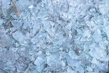 许多微玻璃碎片作为小冰层宏观视图背景的背景图片