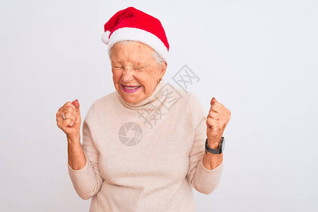 白发苍的老妇人戴着圣诞老人的帽子图片