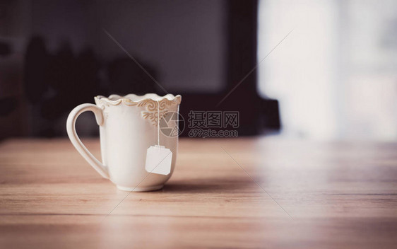 白色陶瓷杯中的茶包图片