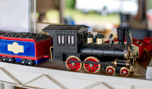 玩具蒸汽机和煤炭车能让小男孩图片
