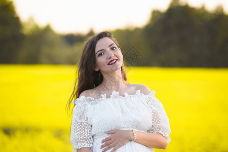 幸福的怀孕女孩在等双胞胎孕妇的图片