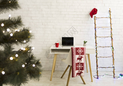 带有圣诞节装饰品和空白屏幕笔记本电脑的舒适室内环图片