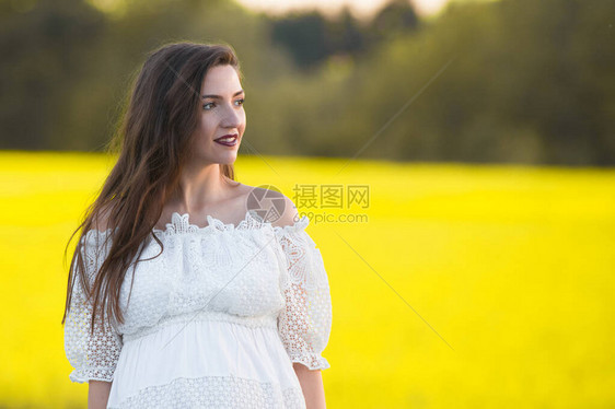 穿着白色连衣裙的怀孕女孩穿着白色连衣裙的美丽孕妇的图片