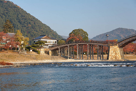 日本山口省岩井民市干河床上最后一条金泰桥图片