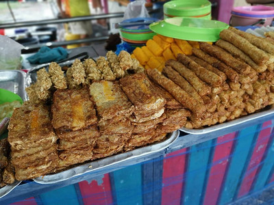 出售各种油炸肉饼或卷图片