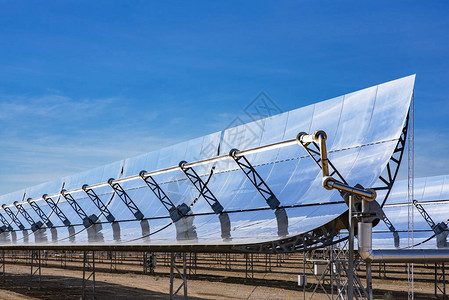 太阳能发电厂中的太阳能电池或太阳能模块或太阳能电池板向天空吸收来自太阳的光图片