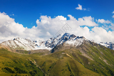 山地夏季风景雪山和绿草吉尔斯坦背景图片