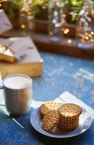 茶杯和圣诞大米免费饼干图片