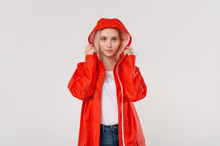 金发女孩穿着一件红色雨衣图片