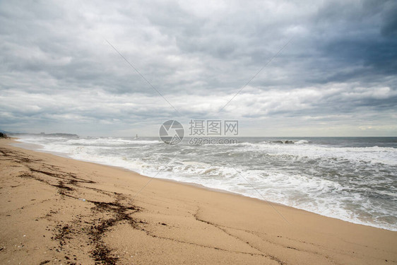 多云的天气和强风带来的高浪的海滨景象韩国东海图片