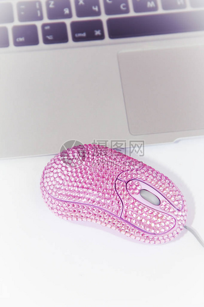 电脑鼠标带装饰水钻的粉色光学机械手图片