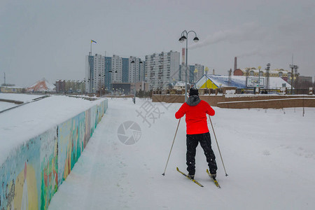 在河边穿着红色夹克滑雪的年轻人图片