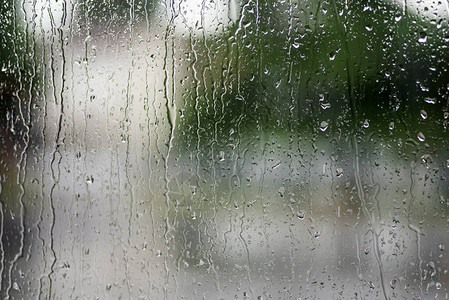雨滴落在窗户上背景为绿色图片