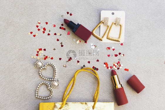 礼物袋口红和漂亮的耳环图片
