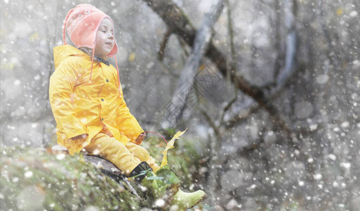 蹒跚学步的孩子们在秋天的公园里散步秋林初霜雪孩子们在公园背景图片