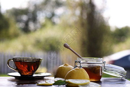一杯香浓的新鲜蜂蜜配上一杯黑茶图片