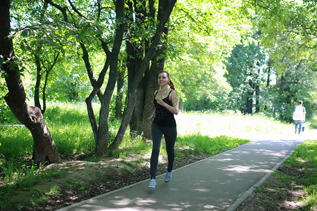在户外公园跑步的女子运动图片