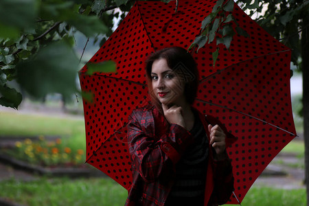 穿着雨衣的女子在图片