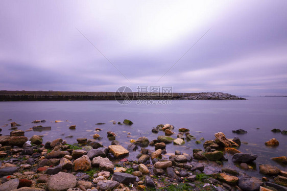 海岸边的码头和岩石长期接图片
