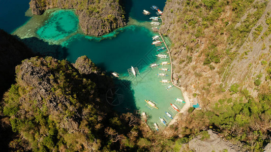 鸟瞰泻湖中的旅游船加央岸湖泻湖背景图片