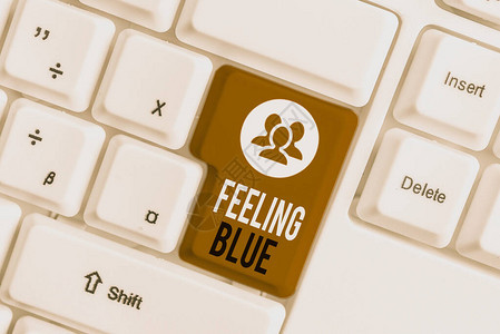 手写文字书写感觉蓝色概念照片因悲伤或想念某人而感到绝望的白色pc键盘图片